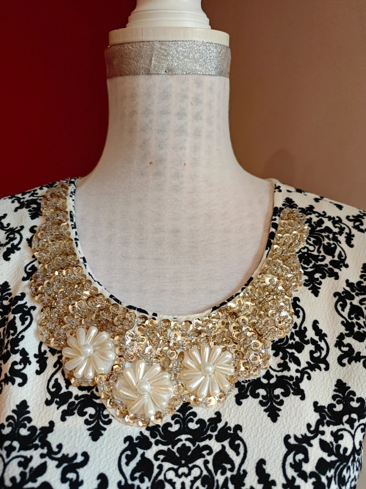🌺Vestido estampado damasco blanco y negro con aplicación collar de perlas y lentejuelas – Miss 83 – taille L / 40 / 12 3