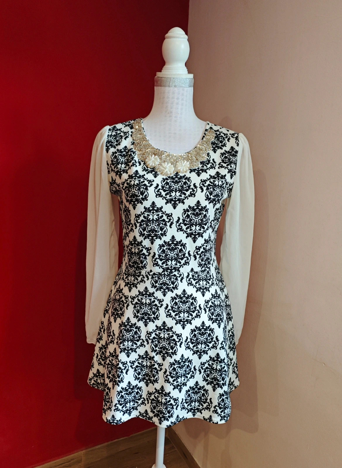 🌺Vestido estampado damasco blanco y negro con aplicación collar de perlas y lentejuelas – Miss 83 – taille L / 40 / 12