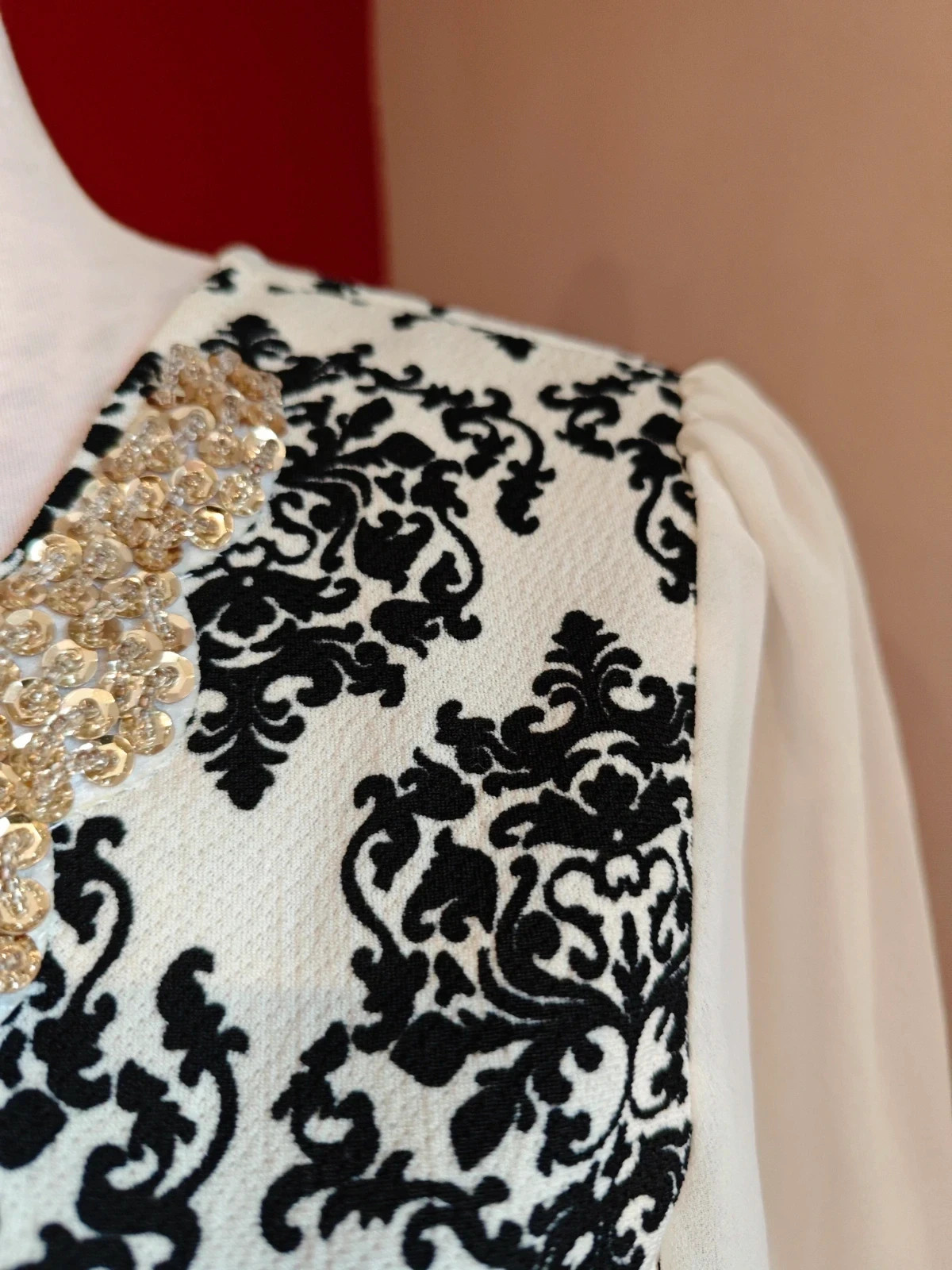 🌺Vestido estampado damasco blanco y negro con aplicación collar de perlas y lentejuelas – Miss 83 – taille L / 40 / 12 5