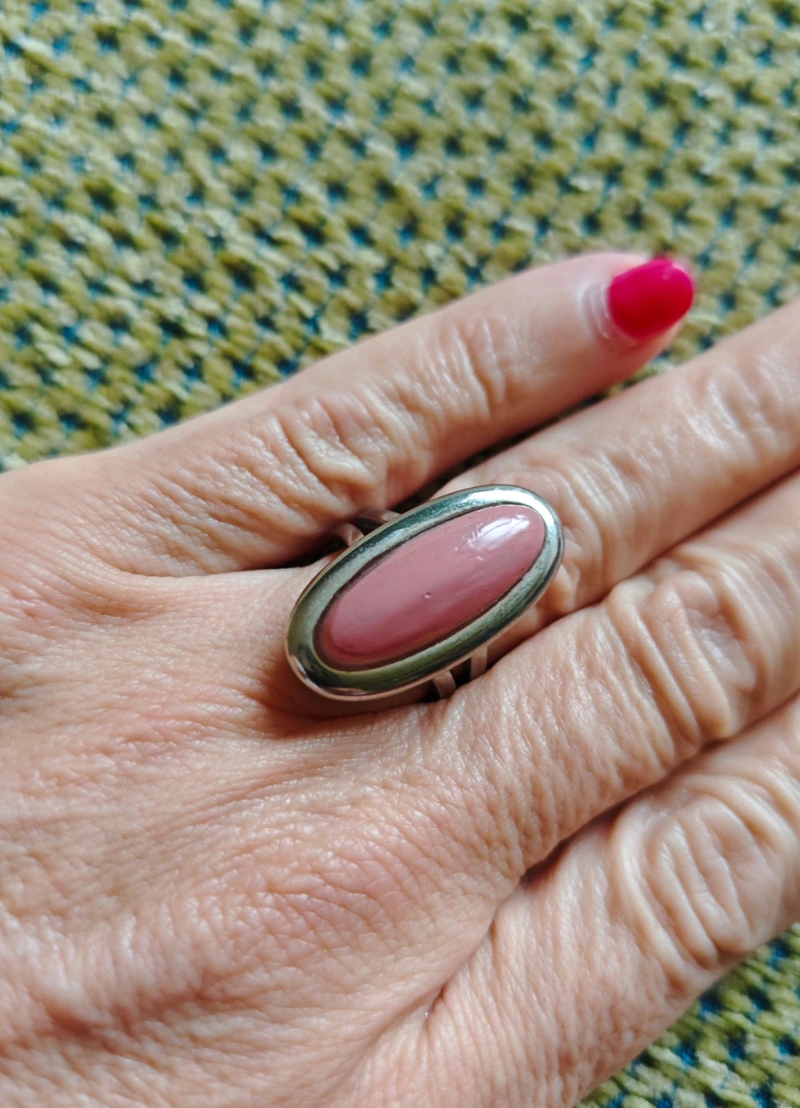 🌺 Anillo ajustable metal plateado con pieza ovalada rosa