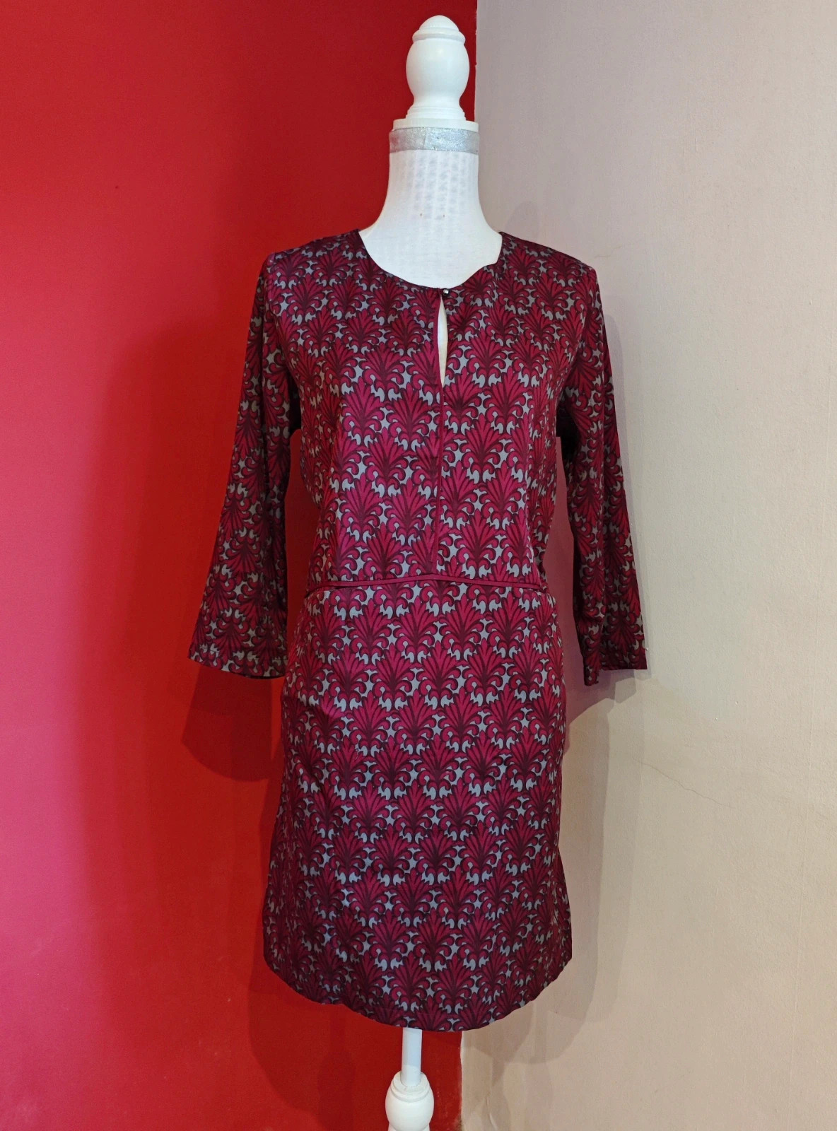 🌺 Bonito vestido fluido estampado granate y gris
