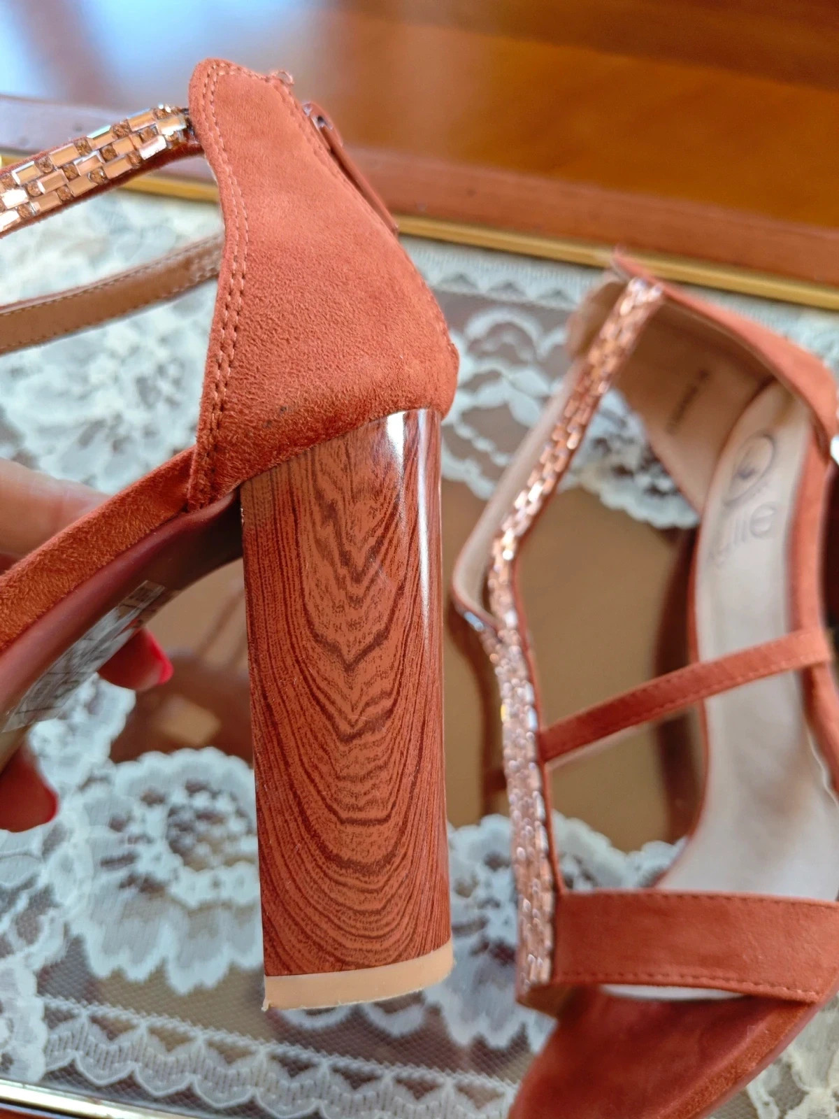 🌺Sandalias de tacón de antelina tono caldera con tiras de stras dorado – Kylie – taille 38 5