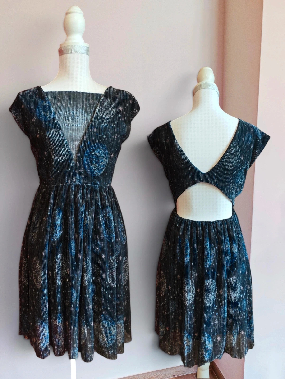 🌺Precioso vestido para eventos de gasa plisada negra con brillos plateados y espalda abierta