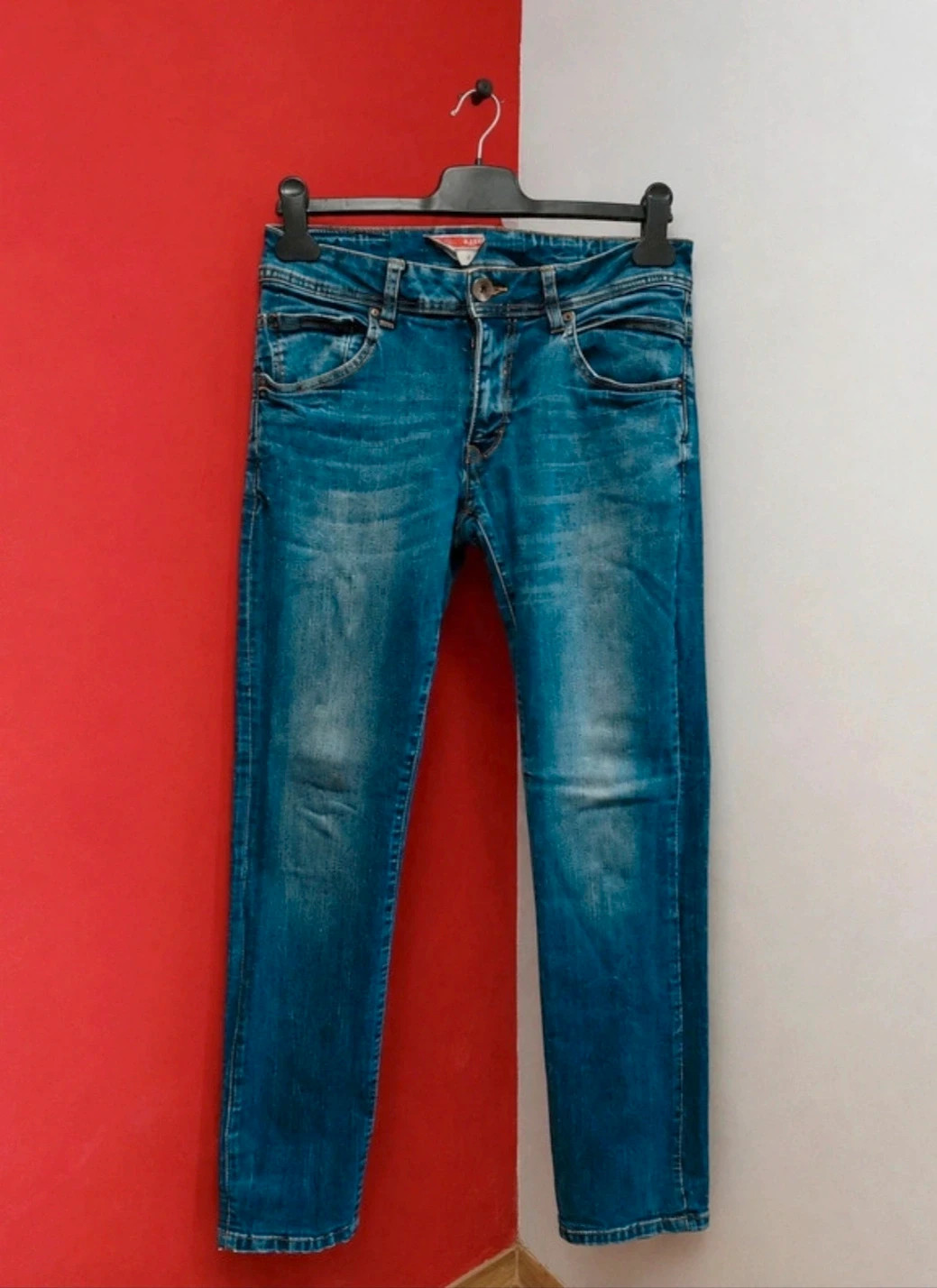 🌺 Pantalón vaquero fit slim efecto deslavado