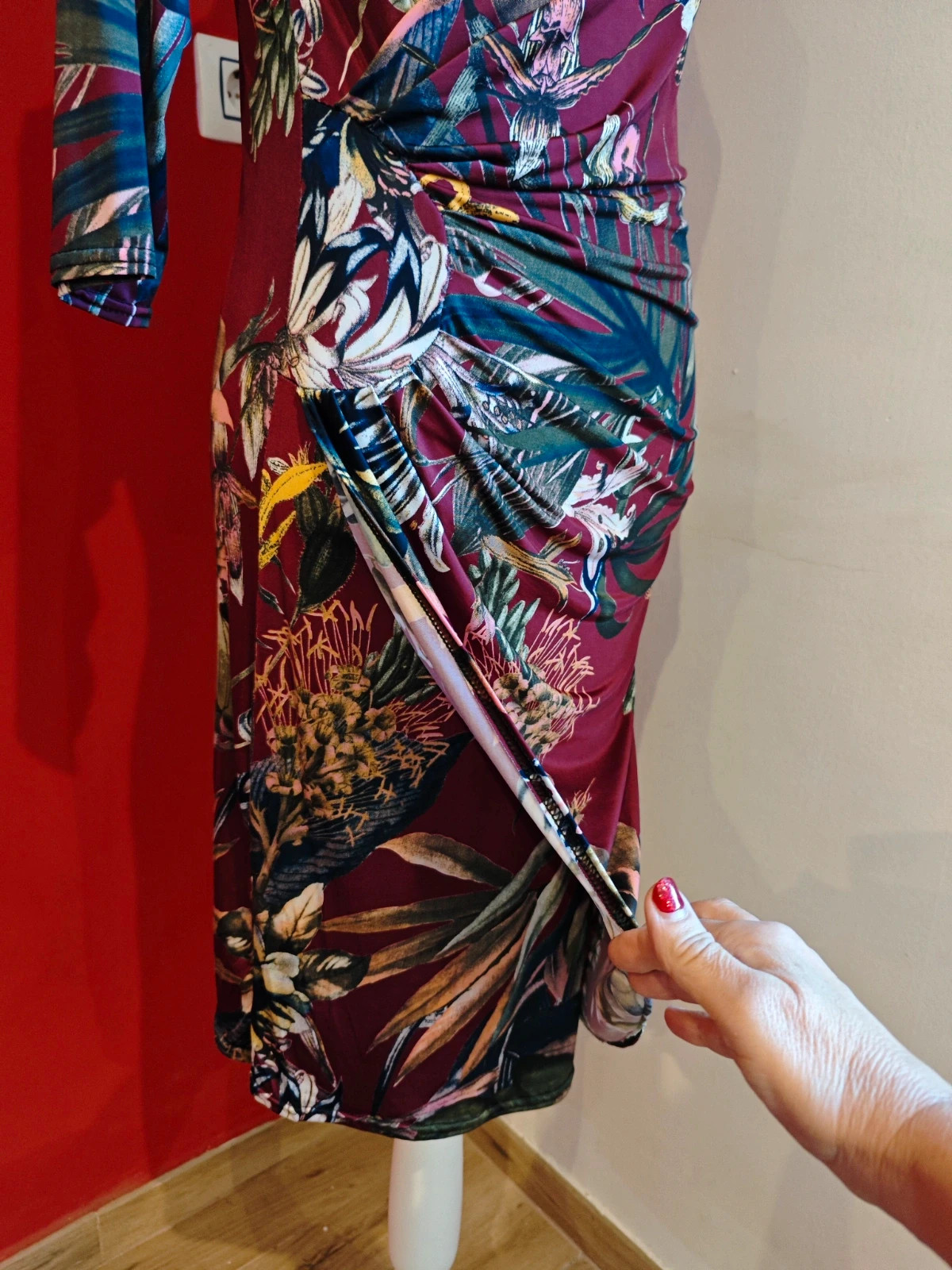 🌺Elegante vestido granate con estampado tonos otoñales, cruzado delante – taille M / 38 / 10 5