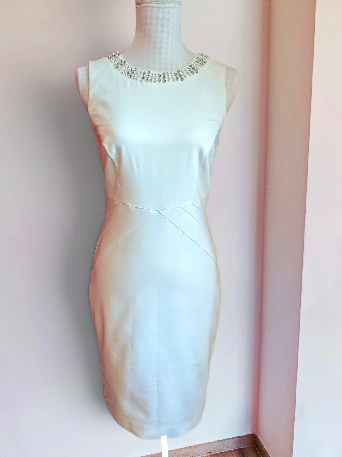 🌺 Precioso vestido entallado blanco con perlas y brillantes en el cuello