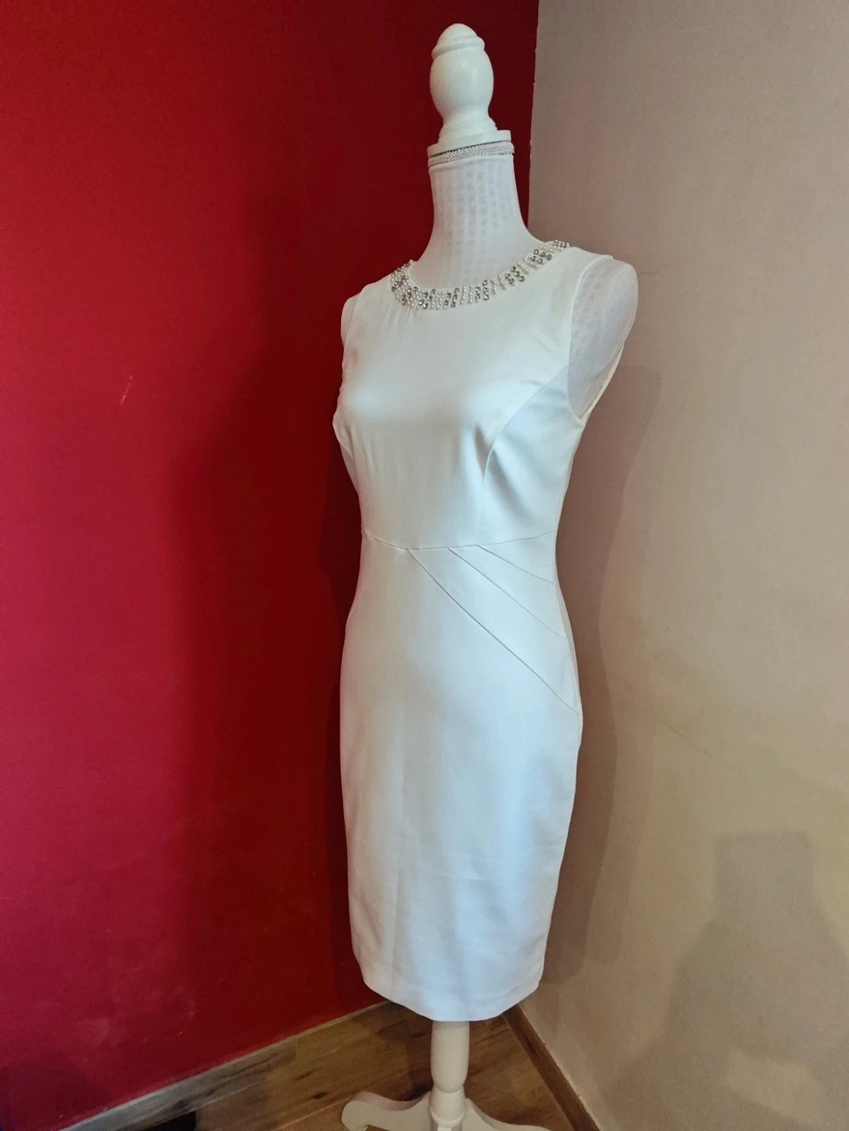 🌺 Precioso vestido entallado blanco con perlas y brillantes en el cuello – ORSAY – taille M / 38 / 10 3
