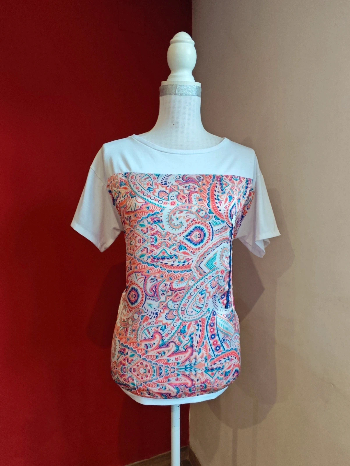 🌺 Bonita camiseta blanca con raso multicolor delante y detalle de cintas y margarita – Urban By Venca – taille XL / 42 / 14 2
