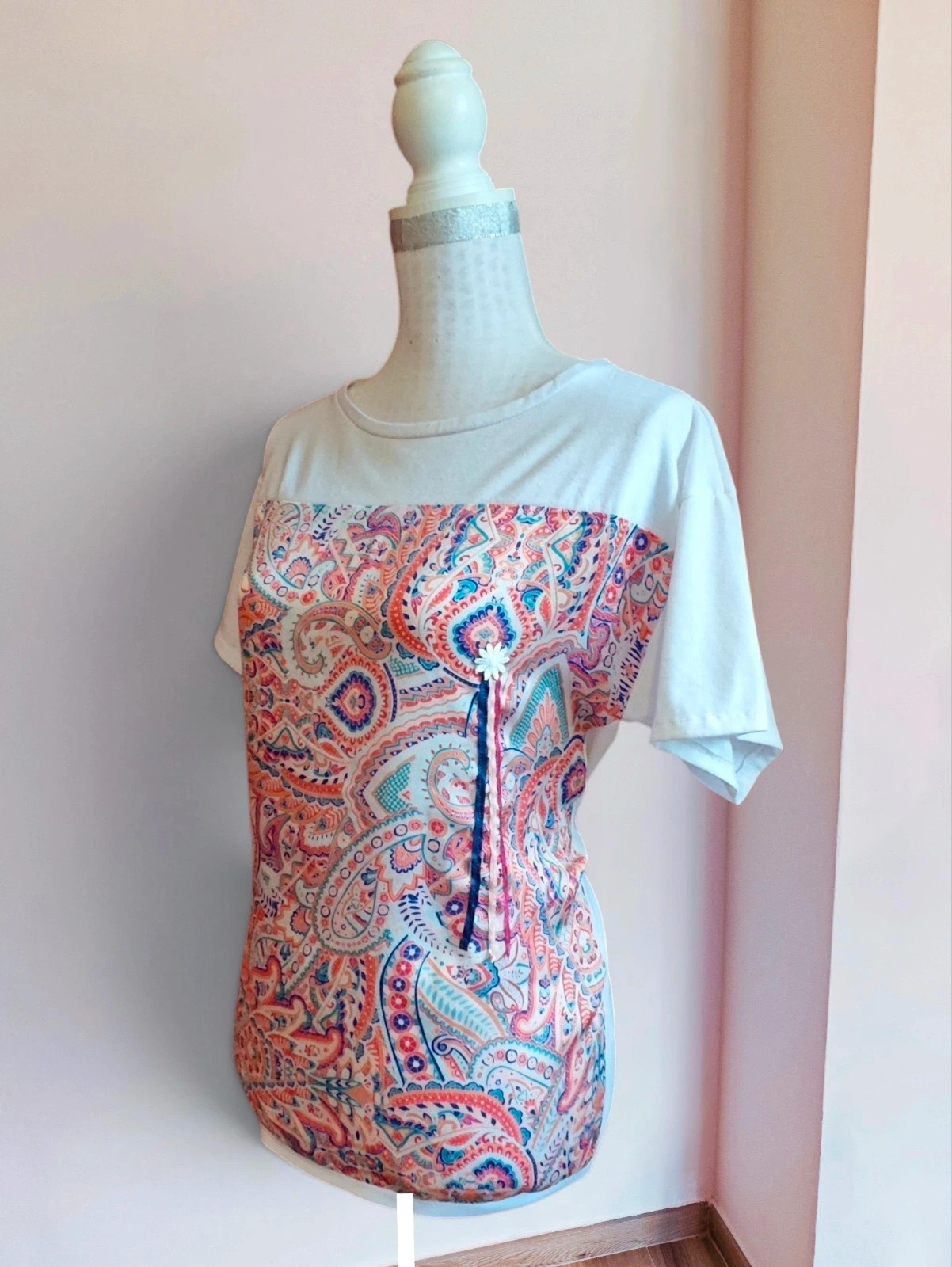 🌺 Bonita camiseta blanca con raso multicolor delante y detalle de cintas y margarita