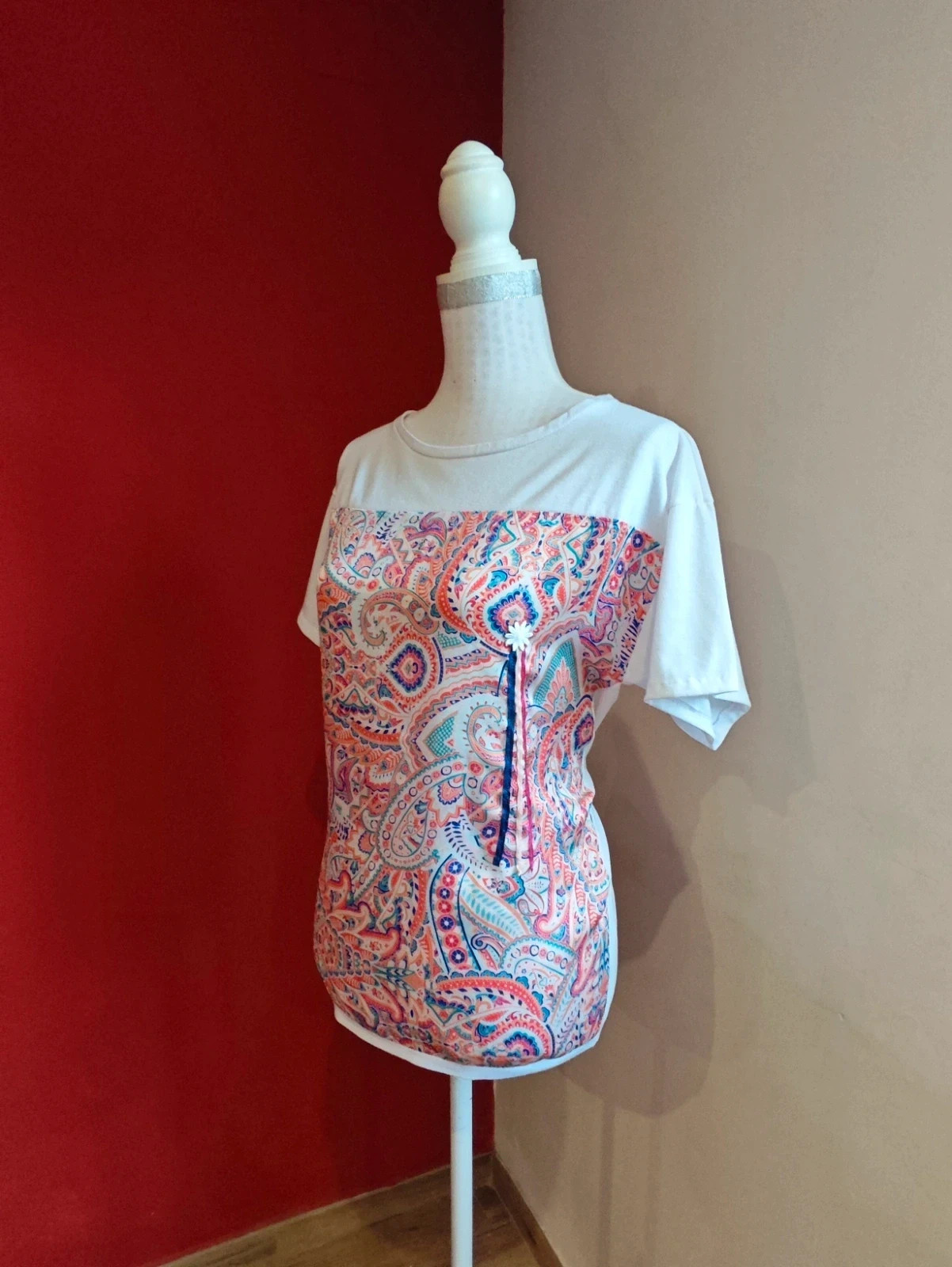 🌺 Bonita camiseta blanca con raso multicolor delante y detalle de cintas y margarita – Urban By Venca – taille XL / 42 / 14 3