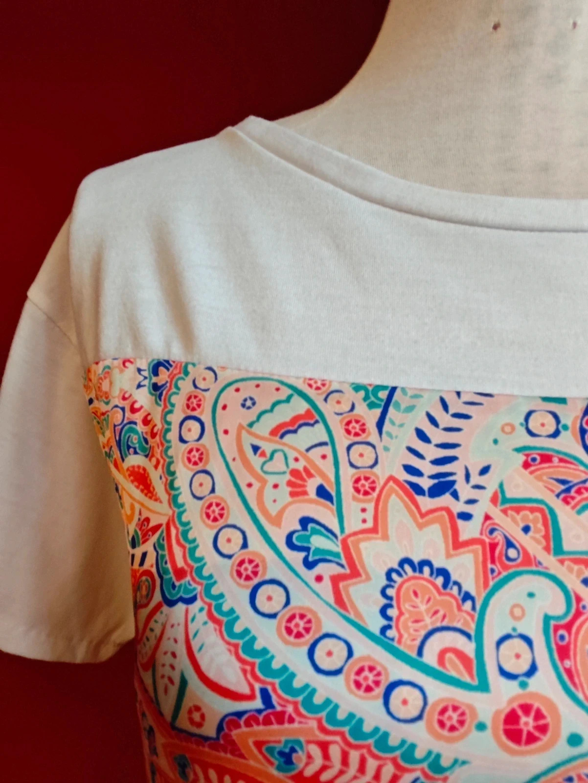 🌺 Bonita camiseta blanca con raso multicolor delante y detalle de cintas y margarita – Urban By Venca – taille XL / 42 / 14 4