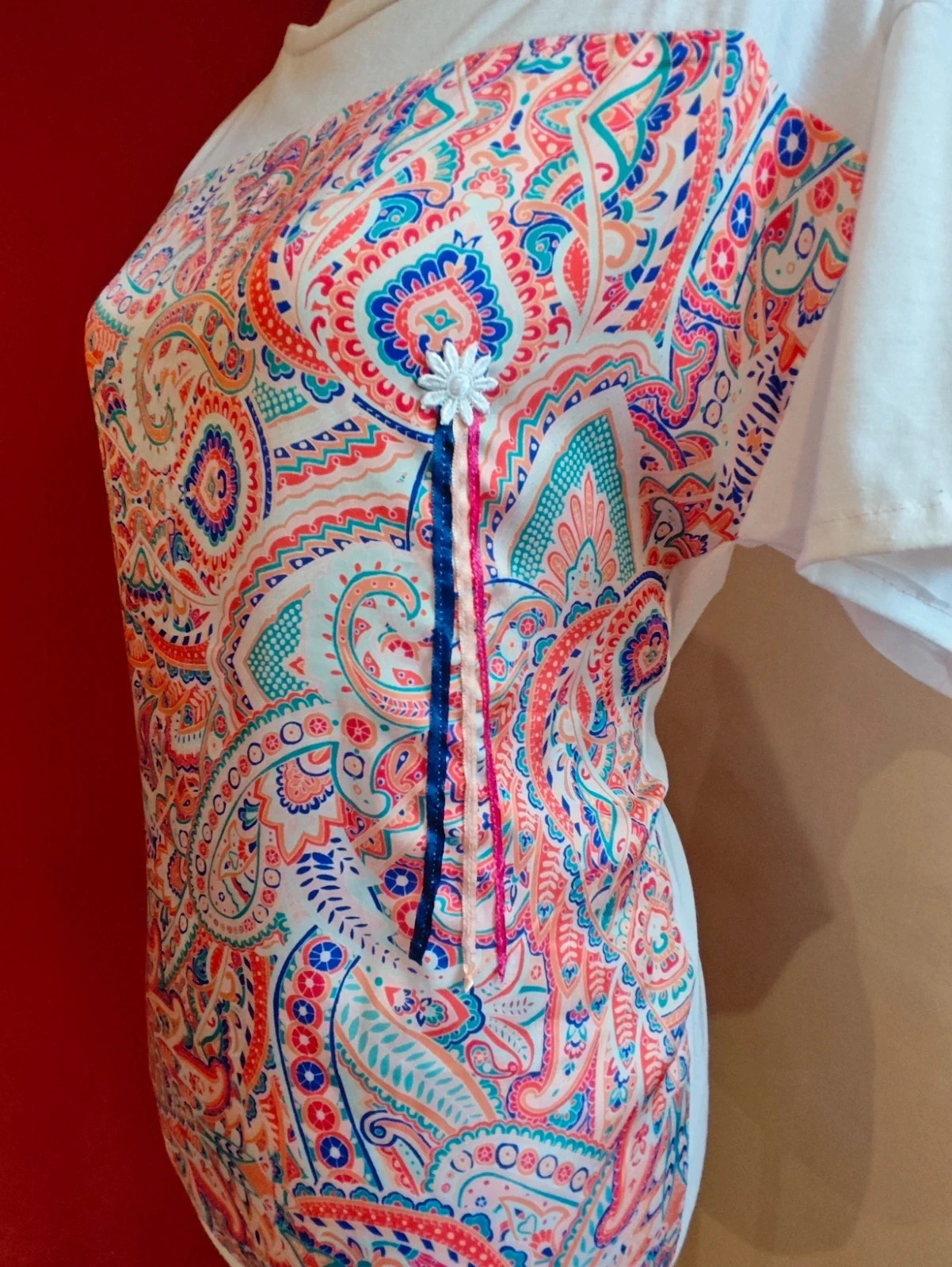 🌺 Bonita camiseta blanca con raso multicolor delante y detalle de cintas y margarita – Urban By Venca – taille XL / 42 / 14 5