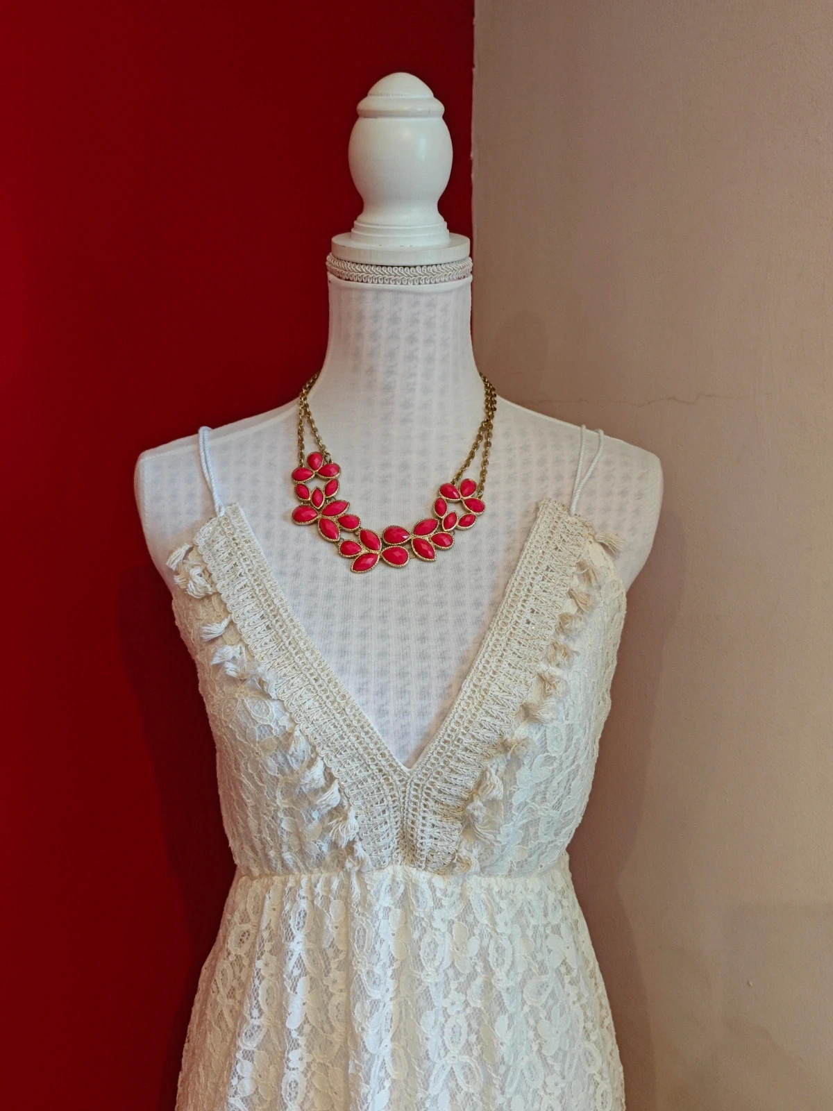 🌺 Divino vestido de blonda tono crema con bajo asimétrico – New Collection – taille XXL / 44 / 16 5