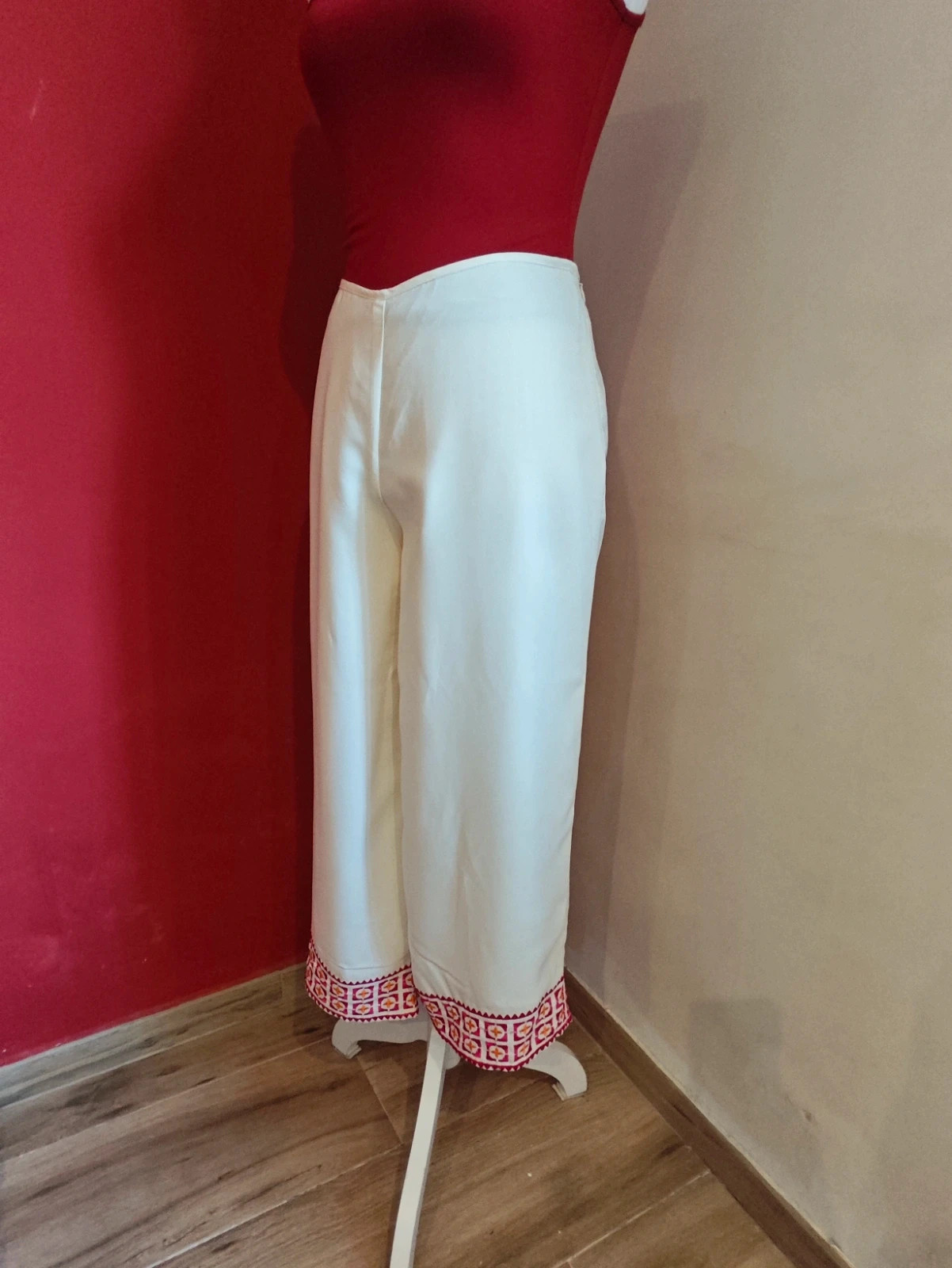 🌺Divino pantalón culotte de tela fluida blanca con bordados en bajos – Tantrend – taille L / 40 / 12 3