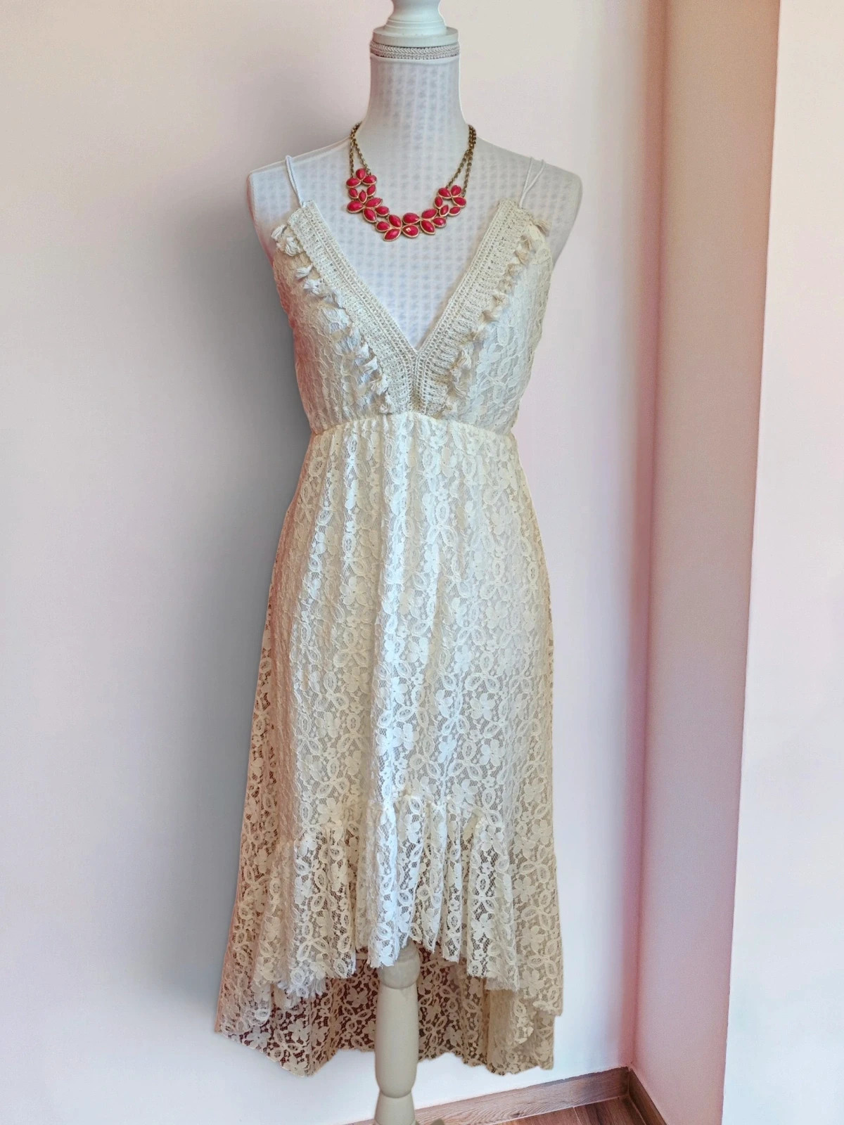 🌺 Divino vestido de blonda tono crema con bajo asimétrico