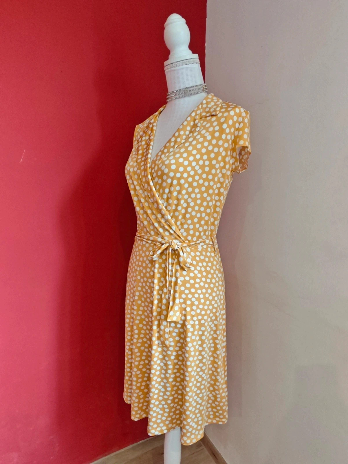 🌺 Bonito vestido camisero cruzado en pecho tono mostaza con círculos blancos – Venca – taille M / 38 / 10 3
