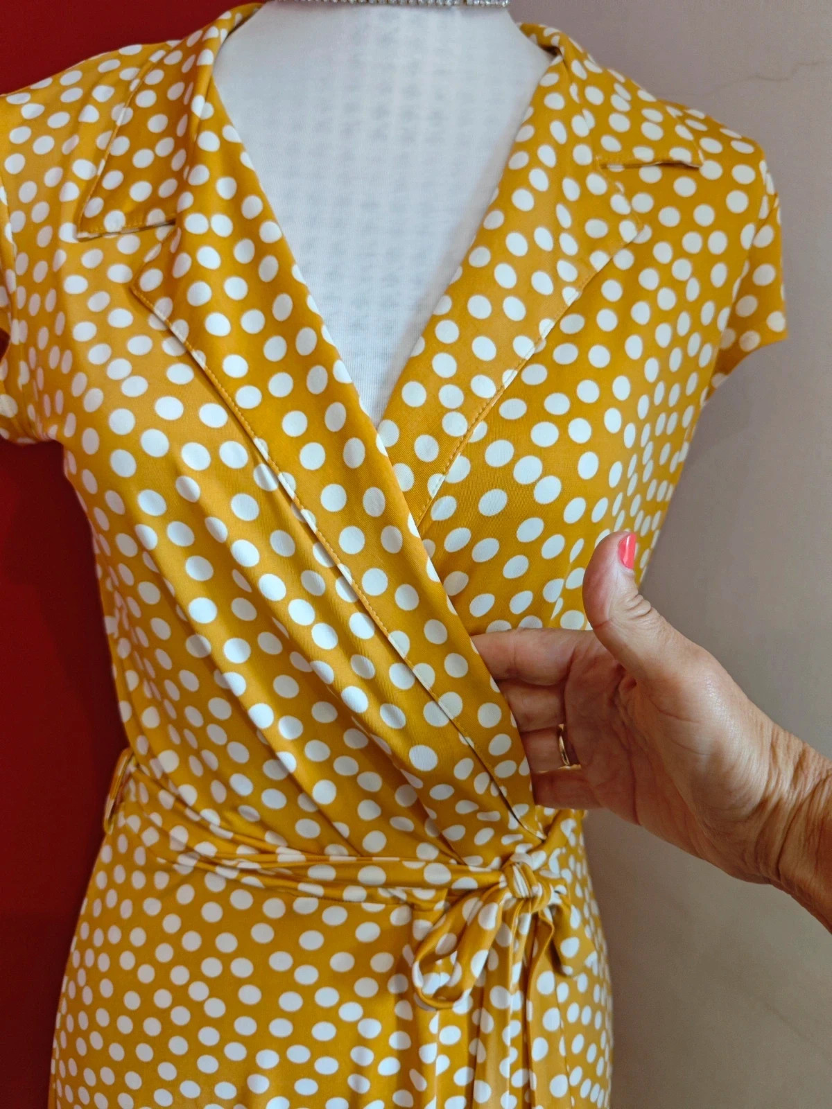 🌺 Bonito vestido camisero cruzado en pecho tono mostaza con círculos blancos – Venca – taille M / 38 / 10 5