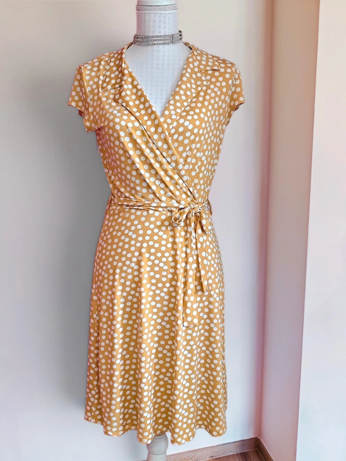 🌺 Bonito vestido camisero cruzado en pecho tono mostaza con círculos blancos