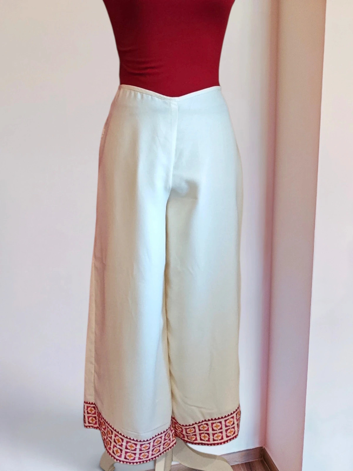 🌺Divino pantalón culotte de tela fluida blanca con bordados en bajos