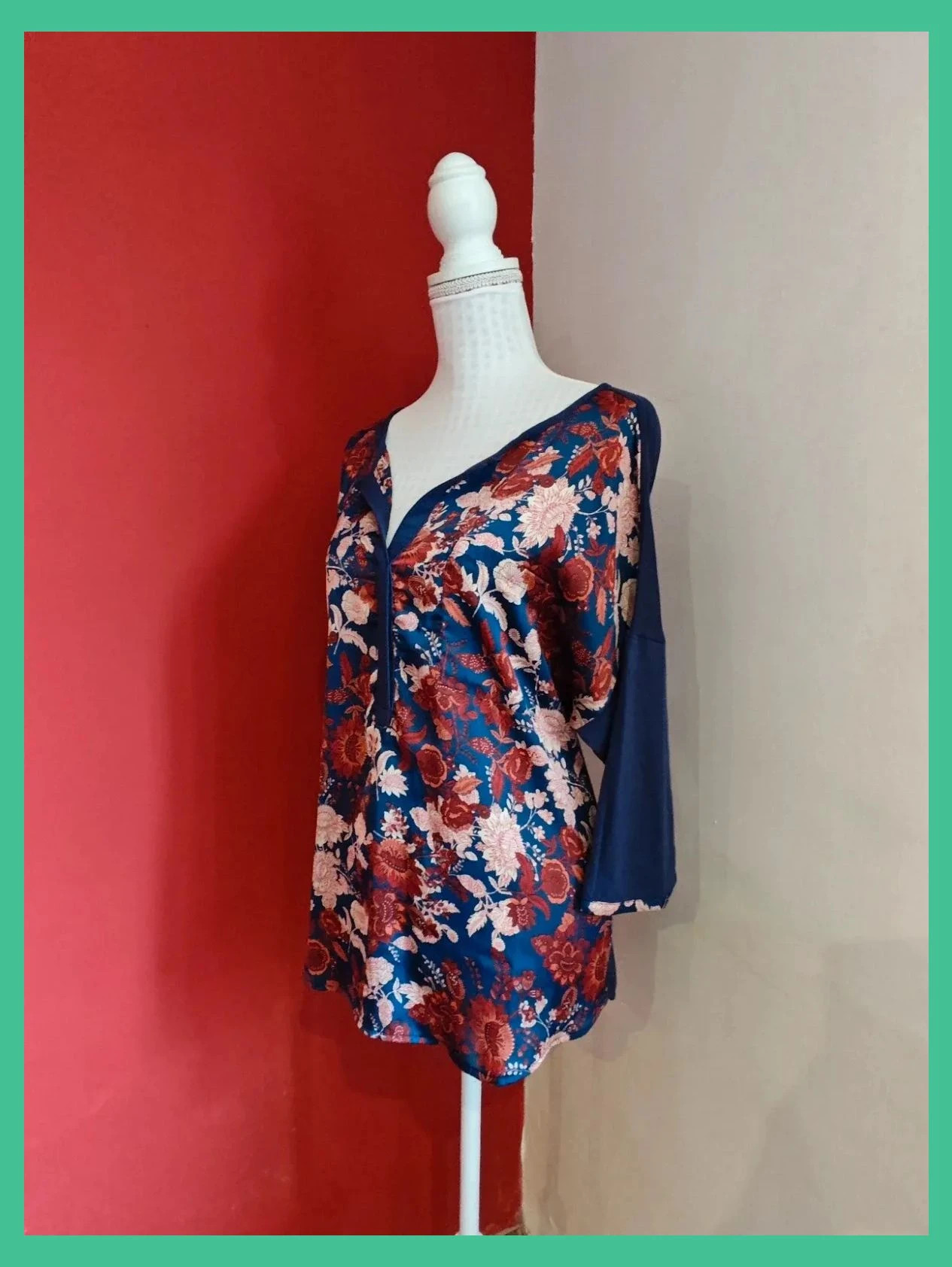 🌺 Bonita camiseta azul marino con frente de raso estampado floral – Cortefiel – taille XXL / 44 / 16 2