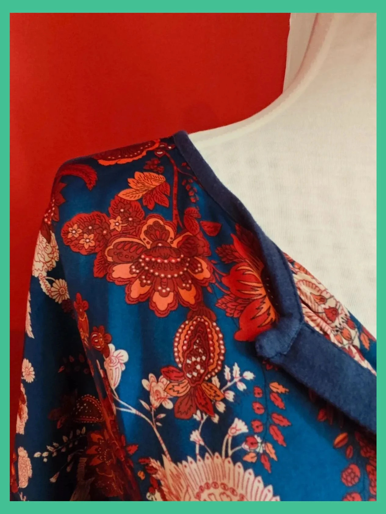 🌺 Bonita camiseta azul marino con frente de raso estampado floral – Cortefiel – taille XXL / 44 / 16 4