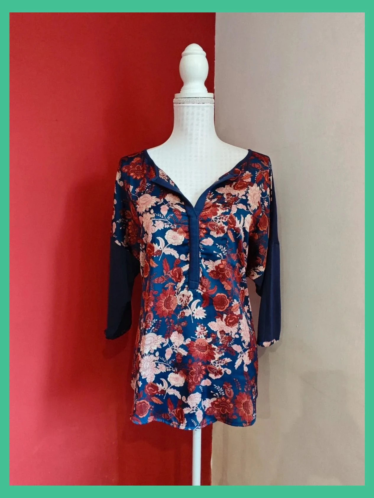 🌺 Bonita camiseta azul marino con frente de raso estampado floral – Cortefiel – taille XXL / 44 / 16 3
