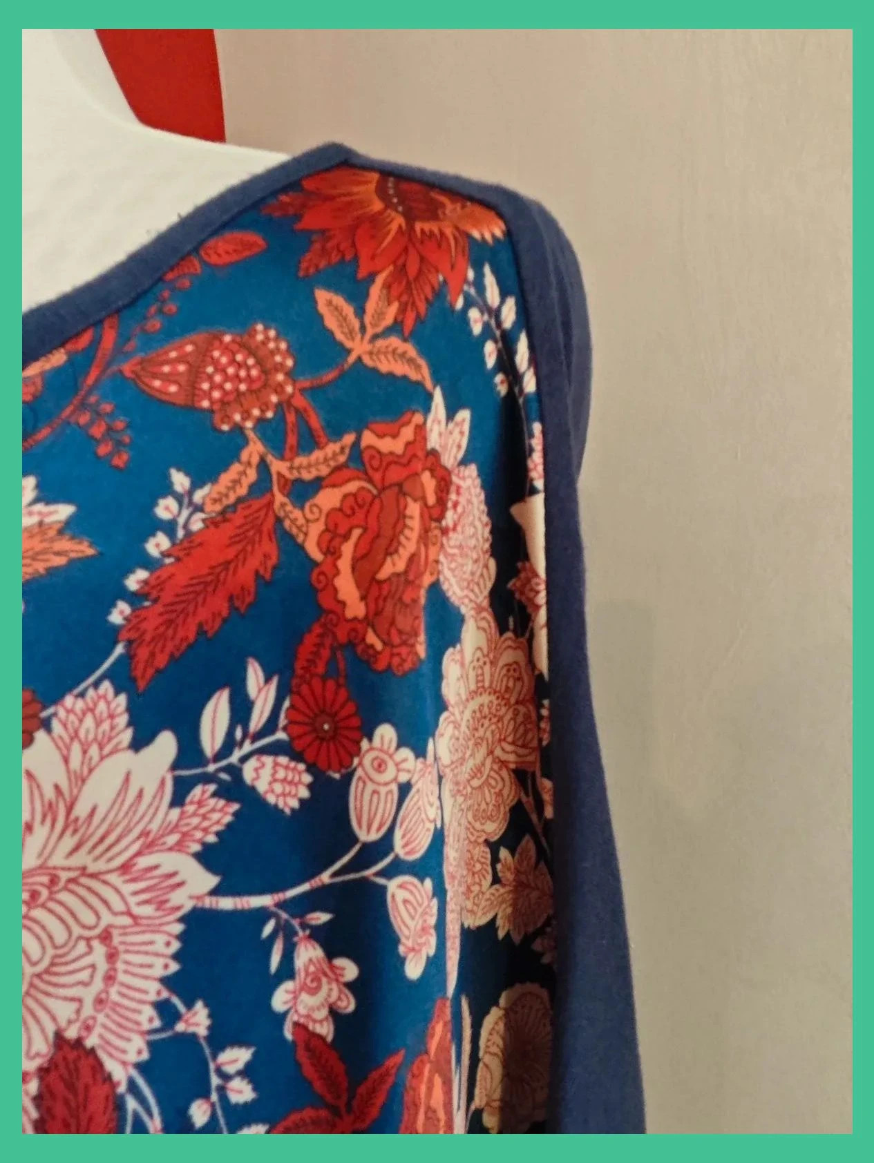 🌺 Bonita camiseta azul marino con frente de raso estampado floral – Cortefiel – taille XXL / 44 / 16 5