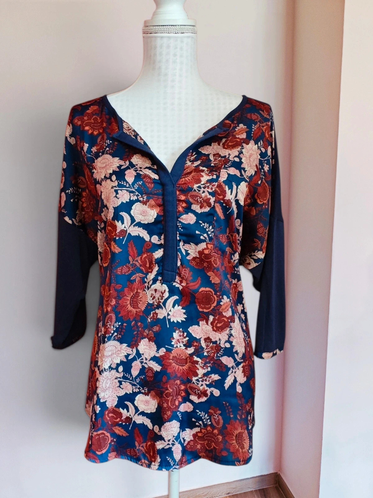 🌺 Bonita camiseta azul marino con frente de raso estampado floral