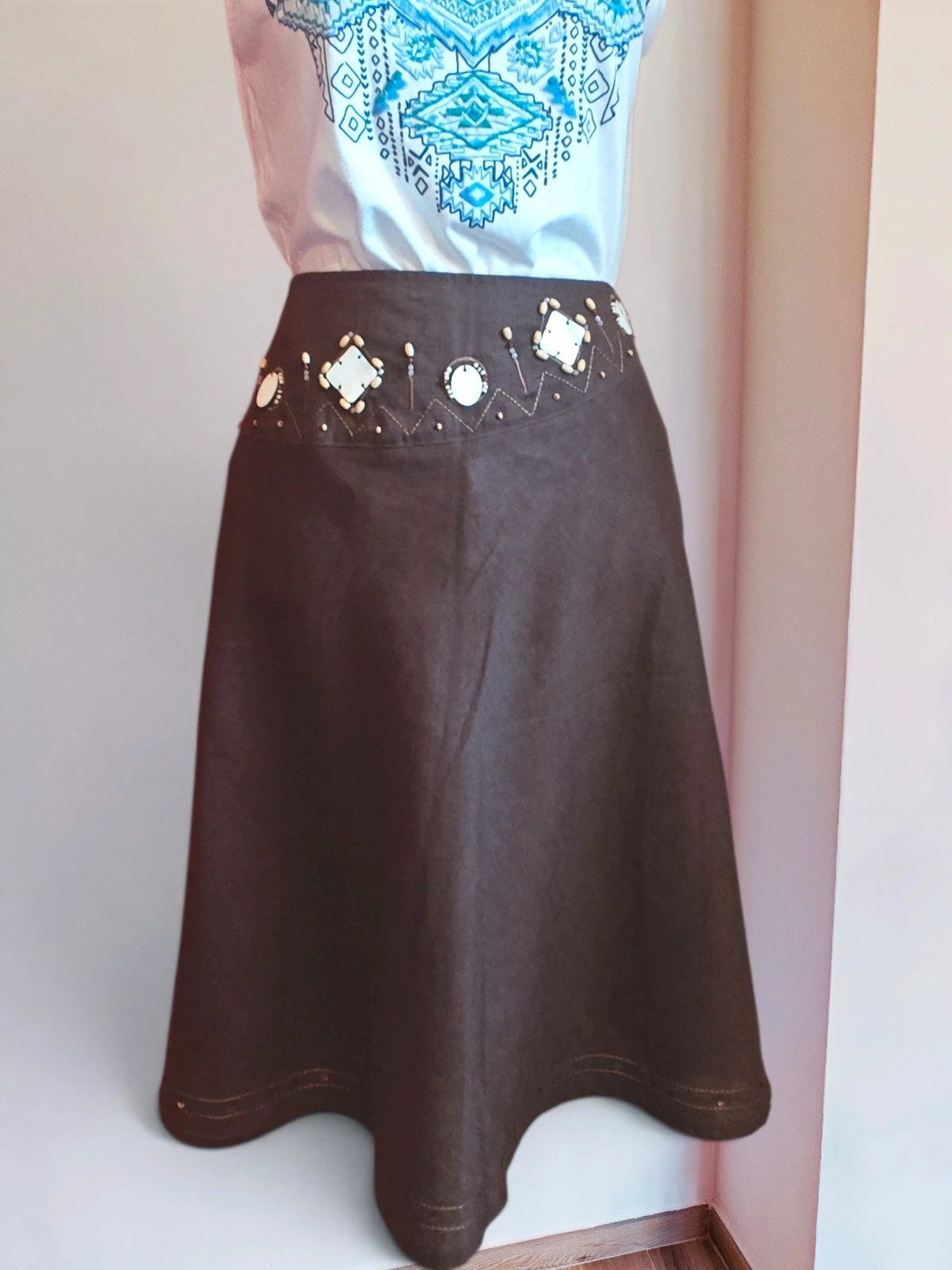 🌺Preciosa falda de lino y ramio marrón con piezas de madera y nácar en cintura