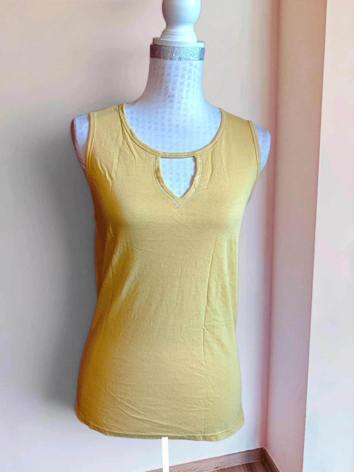 🌺Camiseta amarillo mostaza con apertura en escote y pespunte dorado, talla L