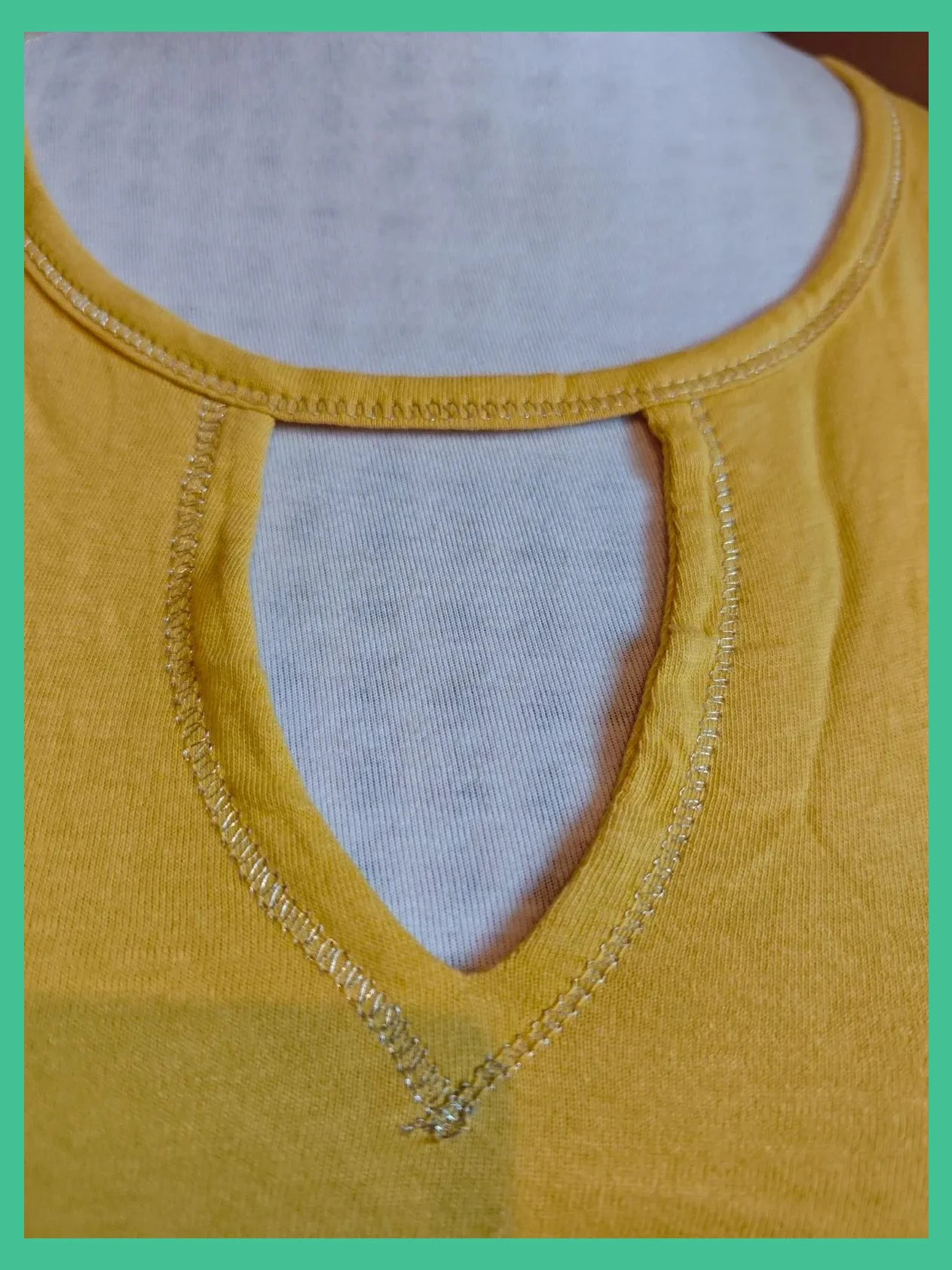 🌺Camiseta amarillo mostaza con apertura en escote y pespunte dorado, talla L – Sfera Casual – taille L / 40 / 12 4