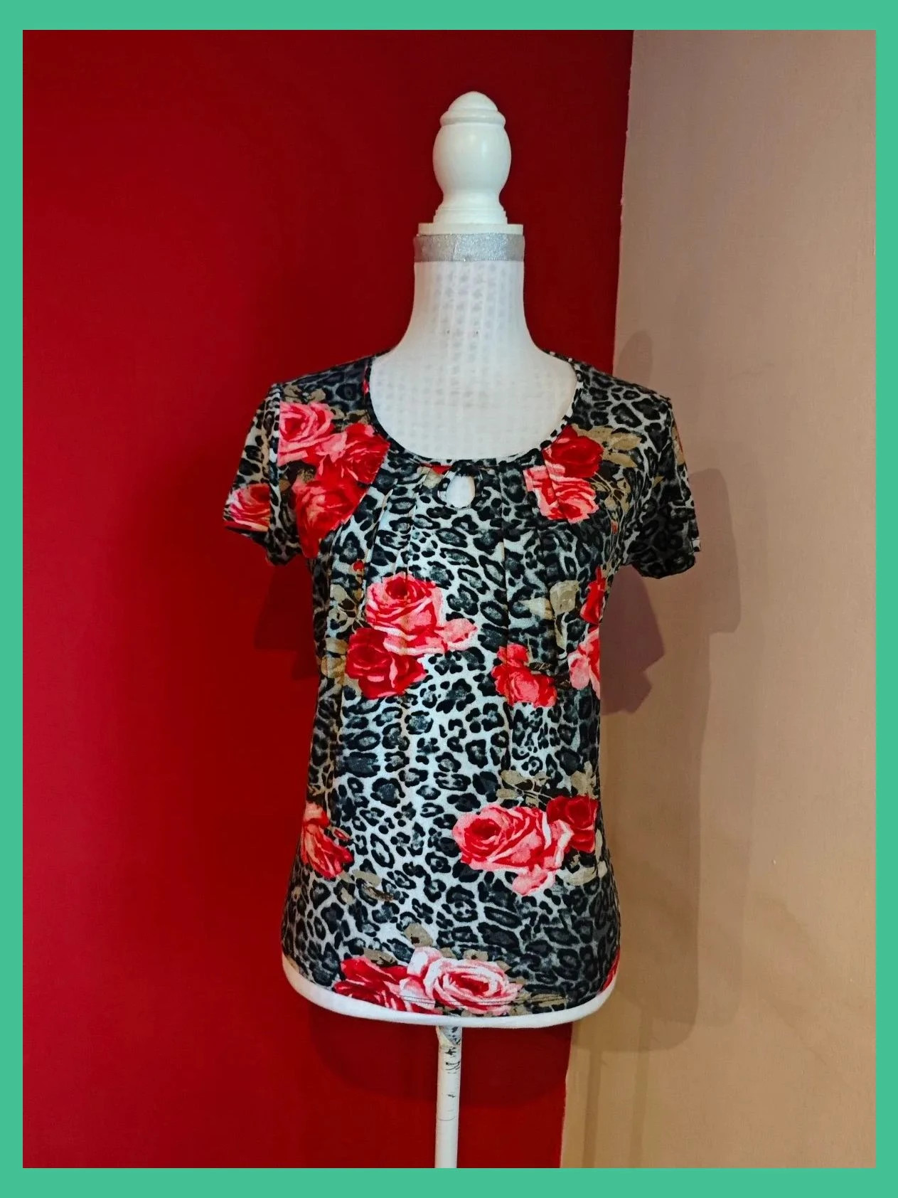 🌺Camiseta con estampado animal print con flores y coqueto agujero en escote – Punto Roma – taille M / 38 / 10 2