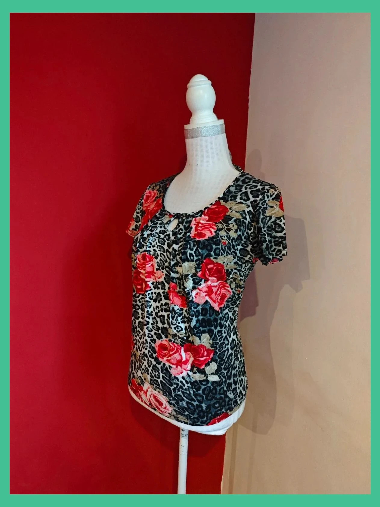 🌺Camiseta con estampado animal print con flores y coqueto agujero en escote – Punto Roma – taille M / 38 / 10 3
