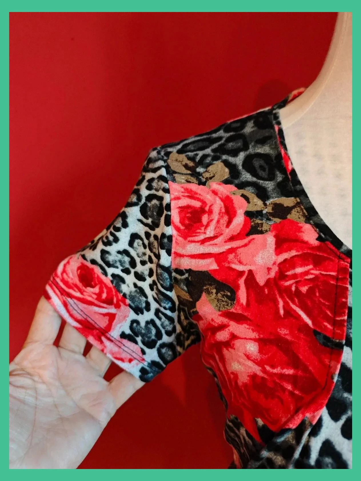 🌺Camiseta con estampado animal print con flores y coqueto agujero en escote – Punto Roma – taille M / 38 / 10 5