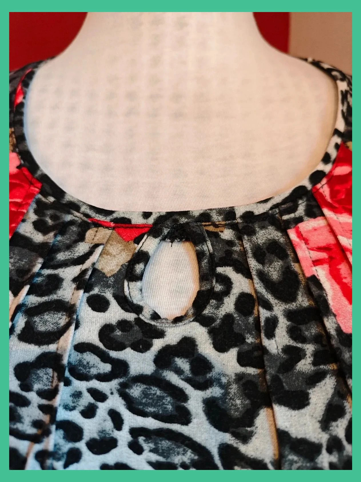 🌺Camiseta con estampado animal print con flores y coqueto agujero en escote – Punto Roma – taille M / 38 / 10 4