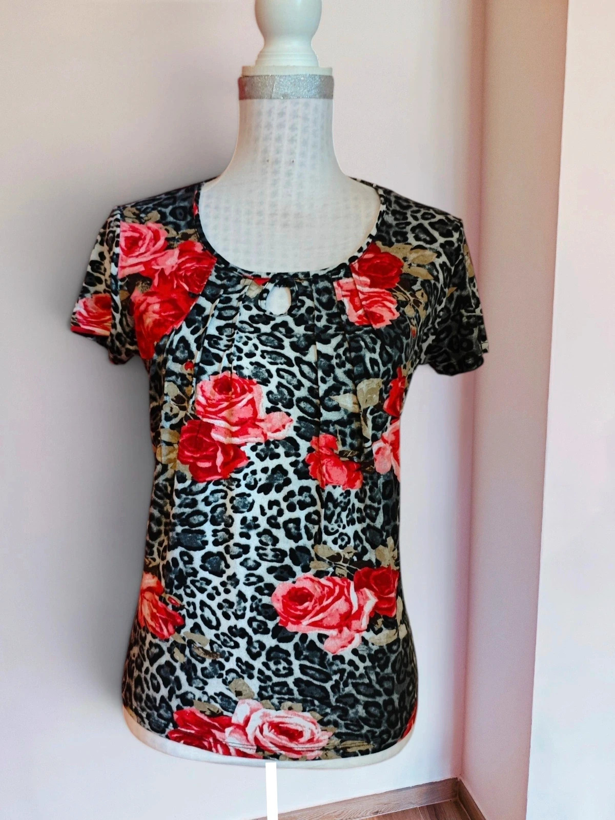 🌺Camiseta con estampado animal print con flores y coqueto agujero en escote