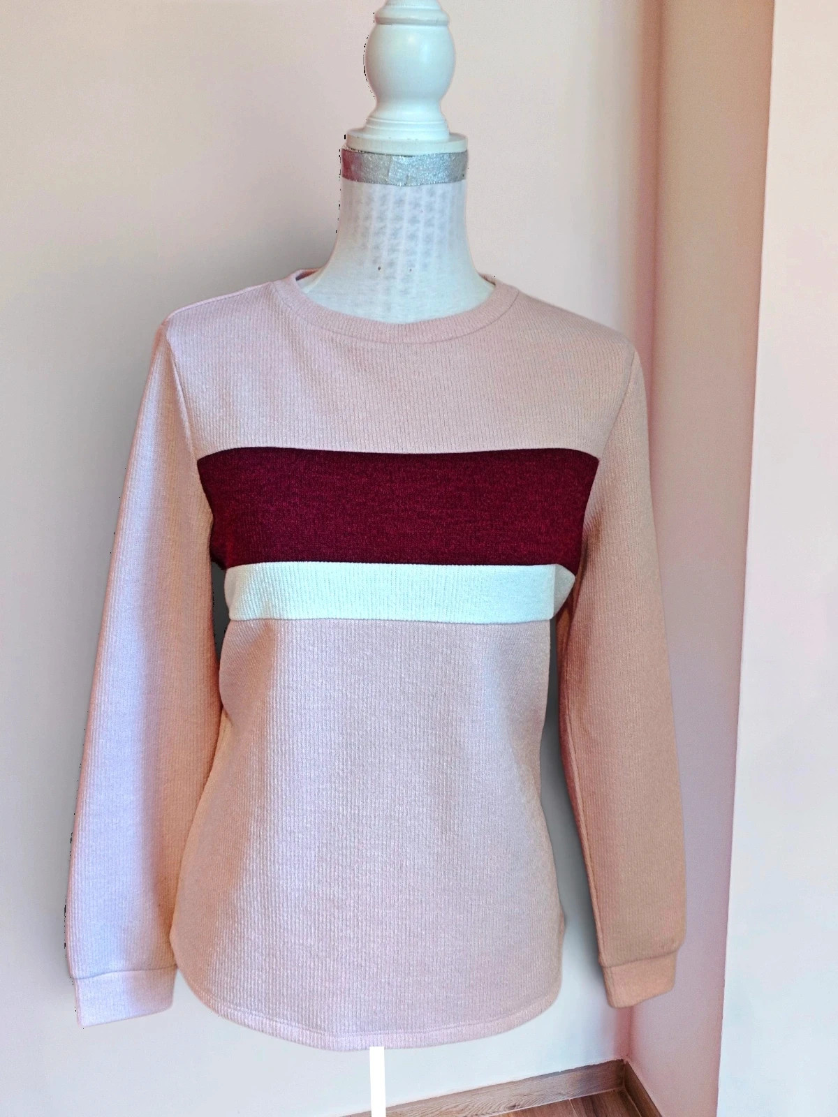 🌺Estilosa sudadera rosa con franja granate y crema delante
