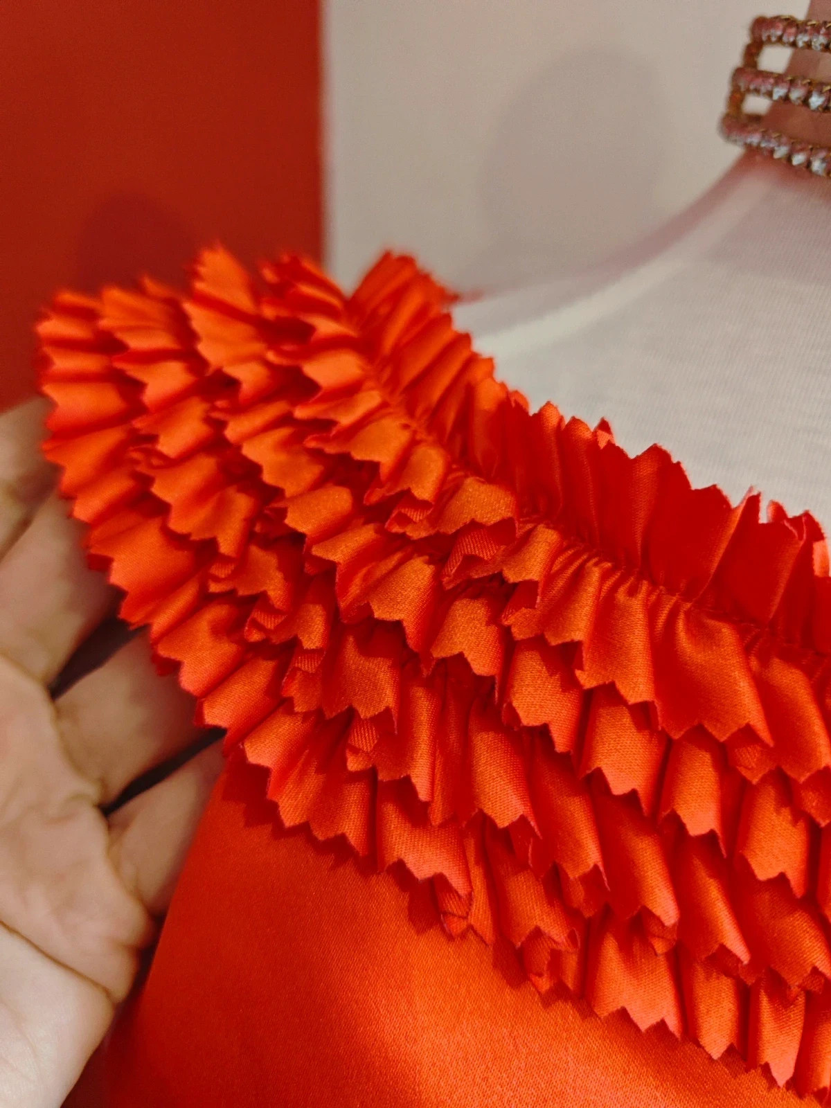 🌺 Bonito vestido de raso rojo con cuello de volantitos, de Sinequanone – Sinéquanone – taille L / 40 / 12 4