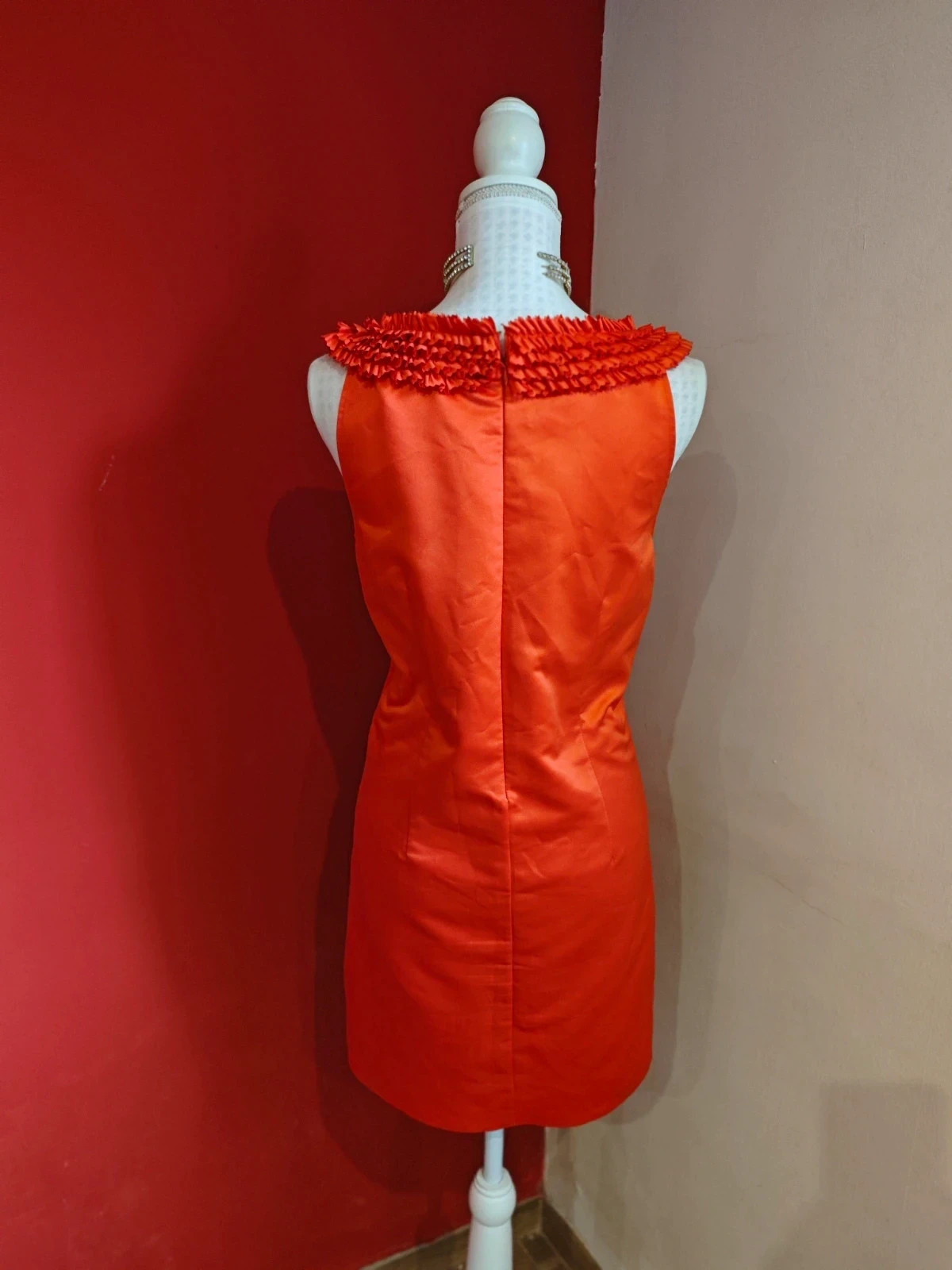 🌺 Bonito vestido de raso rojo con cuello de volantitos, de Sinequanone – Sinéquanone – taille L / 40 / 12 5