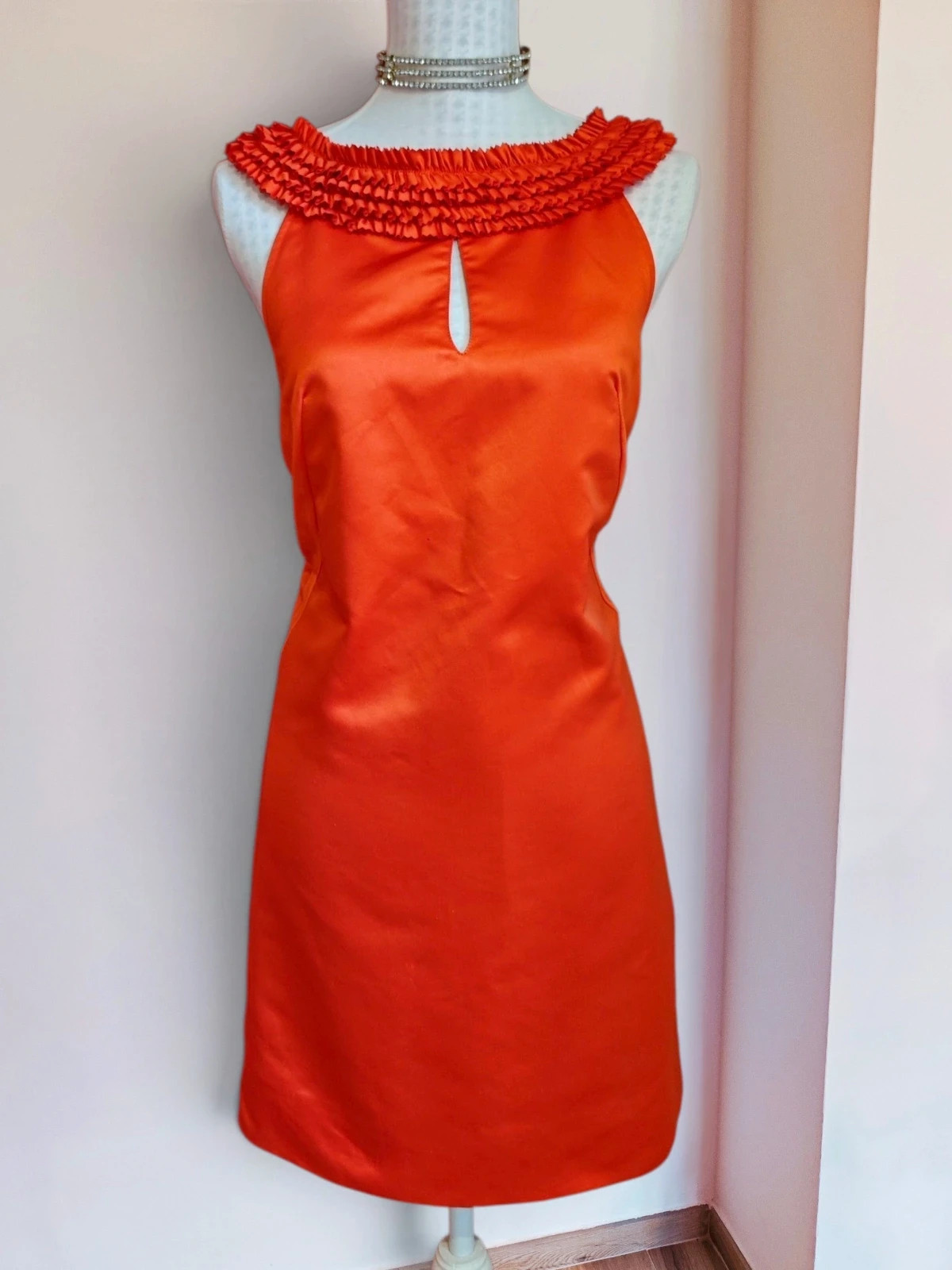 🌺 Bonito vestido de raso rojo con cuello de volantitos, de Sinequanone