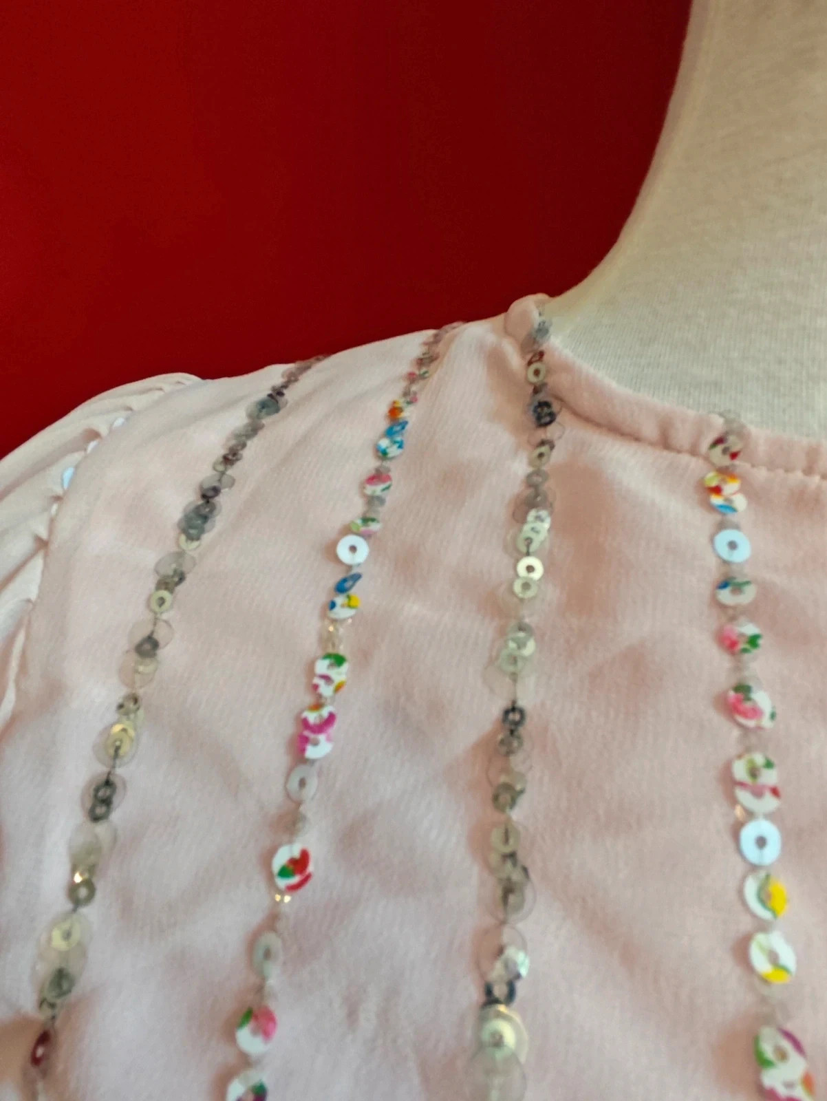 🌺 Elegante vestido de gasa rosa con filas de lentejuelas plateadas y multicolor – CELOP – taille L / 40 / 12 5