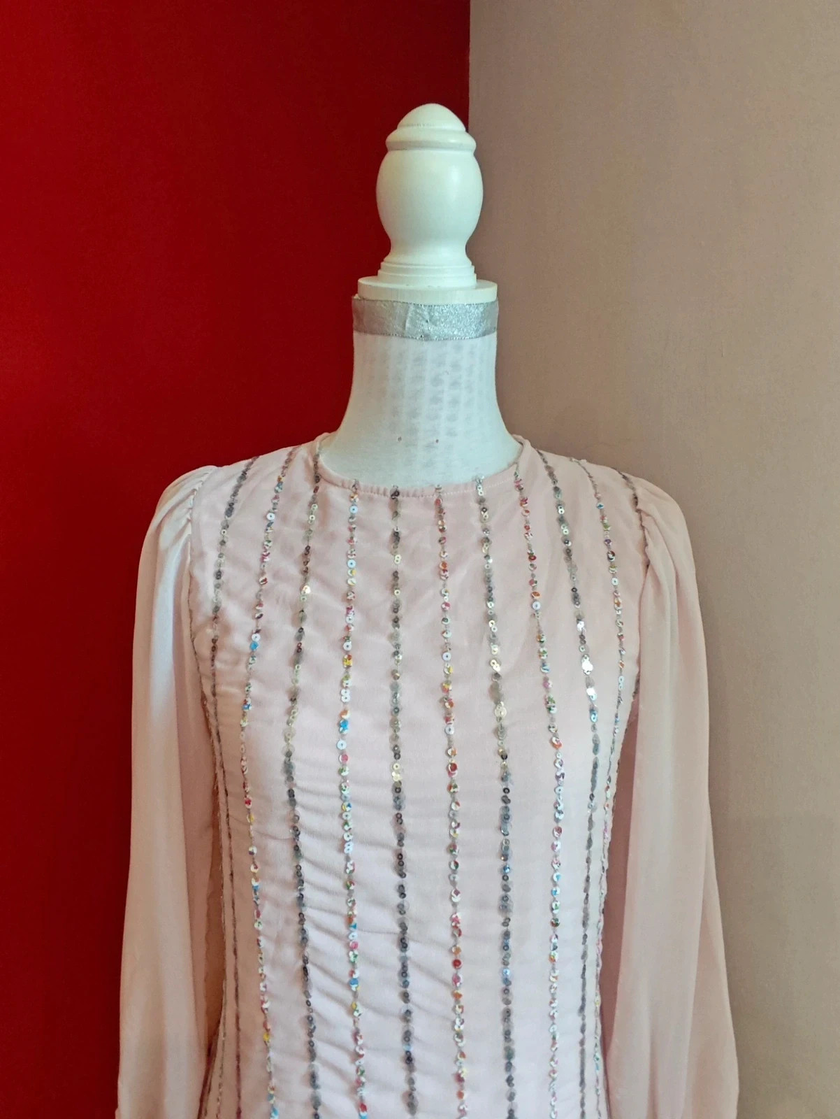 🌺 Elegante vestido de gasa rosa con filas de lentejuelas plateadas y multicolor – CELOP – taille L / 40 / 12 4
