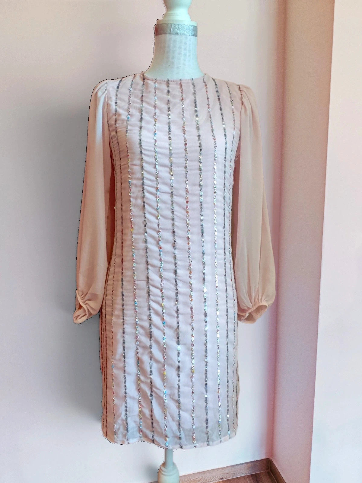 🌺 Elegante vestido de gasa rosa con filas de lentejuelas plateadas y multicolor