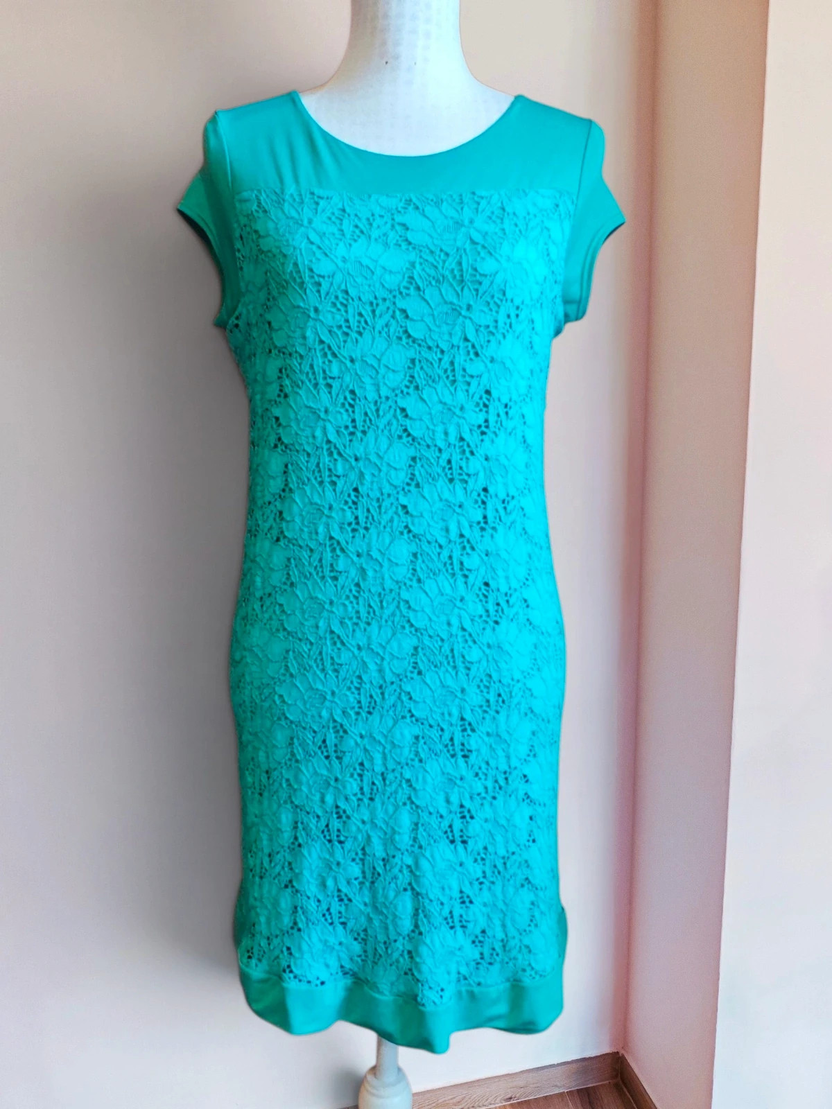 🌺 Bonito vestido de blonda elástica verde talla L
