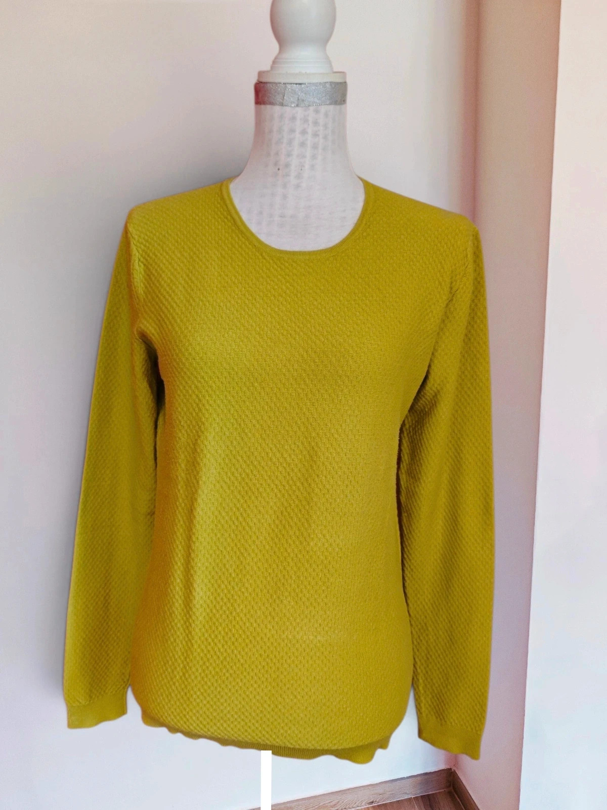 🌺 Jersey amarillo de punto con círculos en relieve