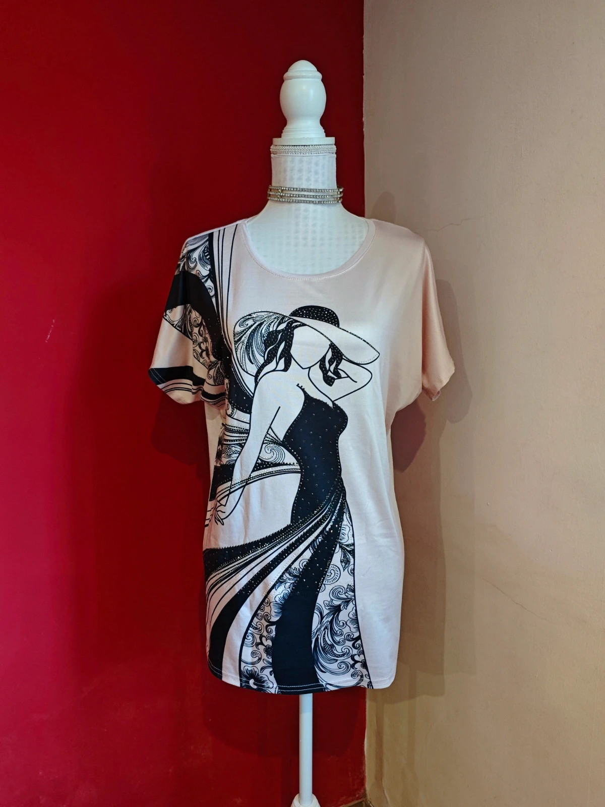 🌺Camiseta tono salmón clarito con dibujo de chica elegante en negro con brillantes – Lamer & Co – taille XL / 42 / 14 2