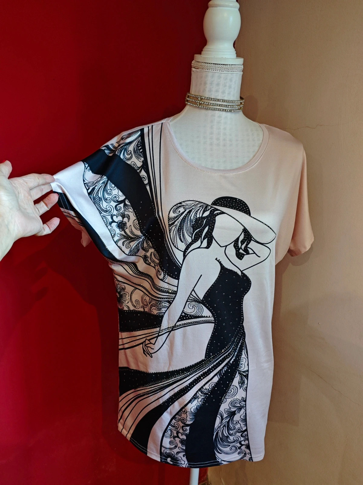 🌺Camiseta tono salmón clarito con dibujo de chica elegante en negro con brillantes – Lamer & Co – taille XL / 42 / 14 3