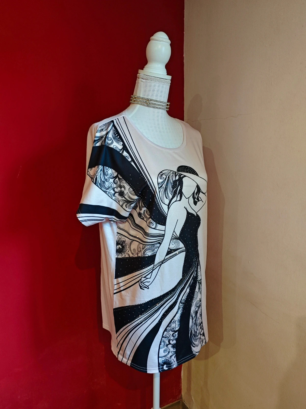 🌺Camiseta tono salmón clarito con dibujo de chica elegante en negro con brillantes – Lamer & Co – taille XL / 42 / 14 4