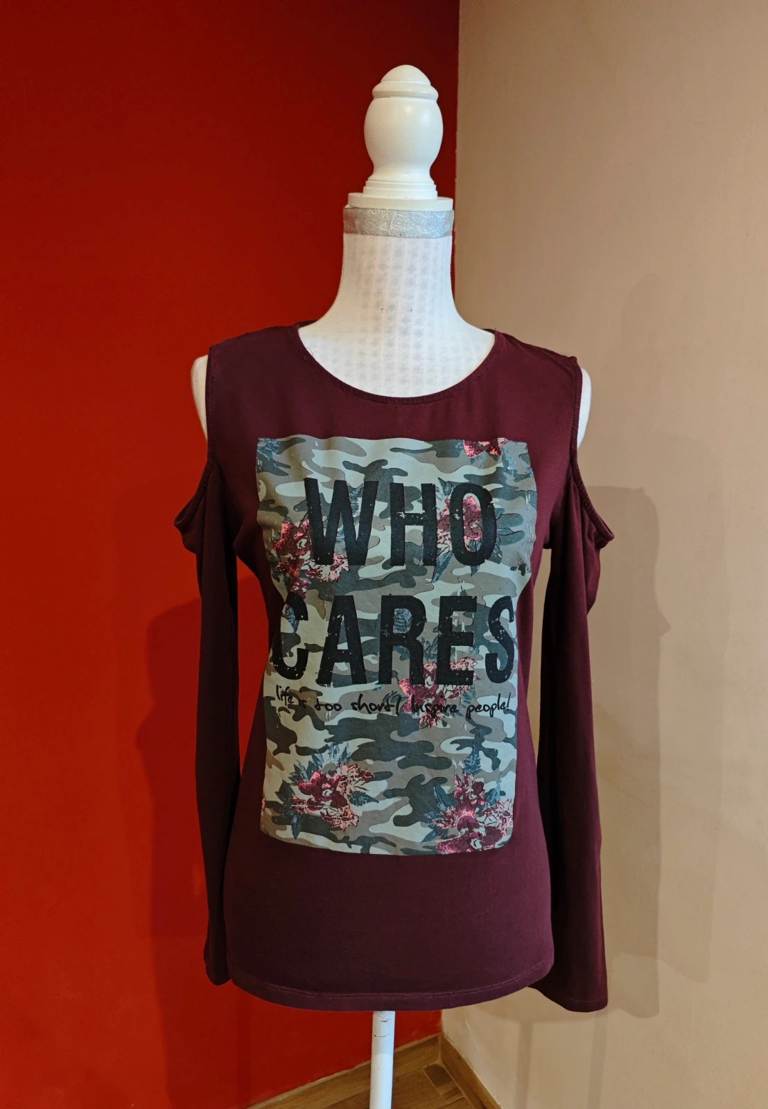 🌺Camiseta morada con frente estampado y hombros al aire