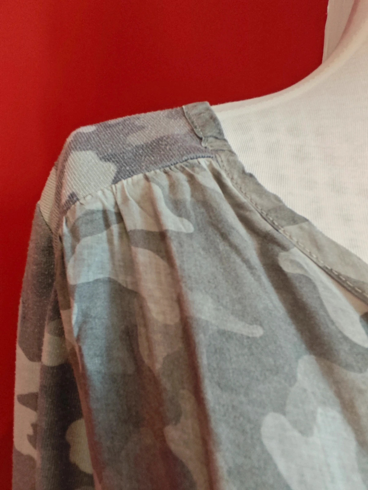 🌺Camiseta con estampado camuflaje tonos grises con bolsillo de lentejuelas – Key Largo – taille XXXL / 46 / 18 3